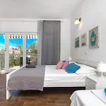 Apartment Close To With Restaurant *