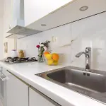 Apartment Close To With Restaurant *