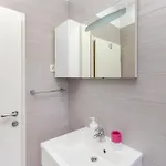 Apartment Close To With Restaurant *