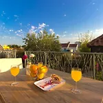 Close To With Restaurant Apartment