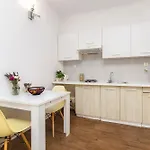 Apartment Close To With Restaurant *