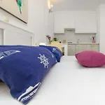 Apartment Close To With Restaurant *