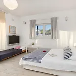Apartment Close To With Restaurant *