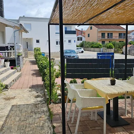 Whitehouse - Close To With Restaurant *