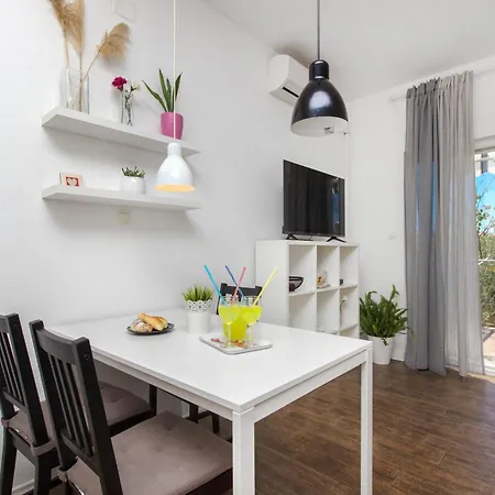 Whitehouse - Close To With Restaurant * Brodarica (Sibenik-Knin)