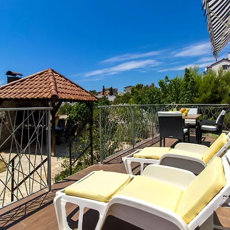Whitehouse - Close To With Restaurant Apartment