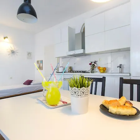 Whitehouse - Close To With Restaurant Apartment *