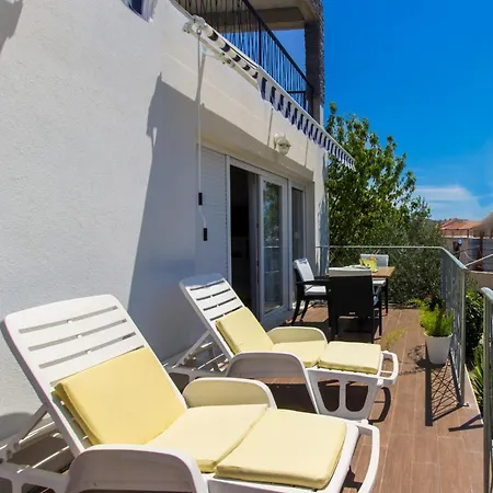 Close To With Restaurant דירה