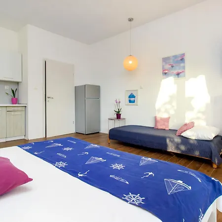 Whitehouse - Close To With Restaurant * Brodarica (Sibenik-Knin)