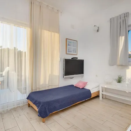 Whitehouse - Close To With Restaurant Apartment