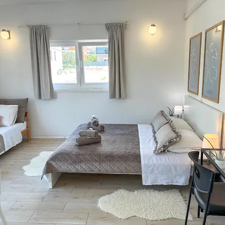 Whitehouse - Close To With Restaurant Apartment *