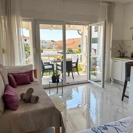 Whitehouse - Close To With Restaurant Apartment *