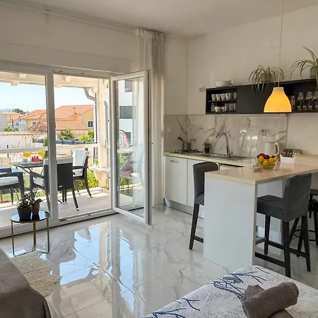 Whitehouse - Close To With Restaurant Apartment *