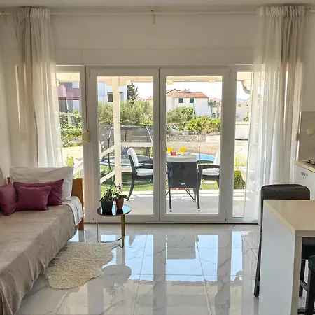 Apartment Whitehouse - Close To With Restaurant Brodarica (Sibenik-Knin)