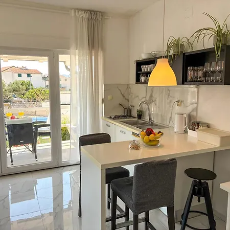 Whitehouse - Close To With Restaurant * Brodarica (Sibenik-Knin)