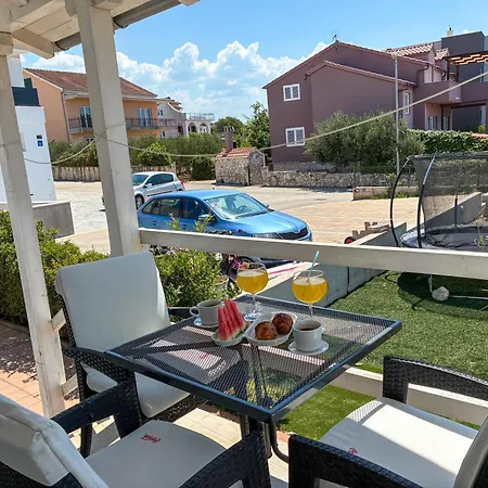 Whitehouse - Close To With Restaurant Apartment