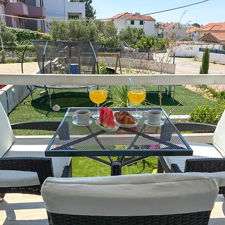 Whitehouse - Close To With Restaurant Apartment