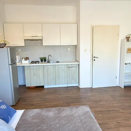 Whitehouse - Close To With Restaurant Apartment
