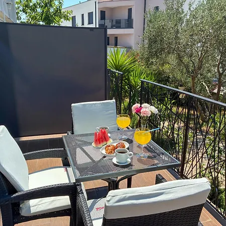 Whitehouse - Close To With Restaurant Apartment *