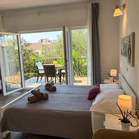 Whitehouse - Close To With Restaurant * Brodarica (Sibenik-Knin)