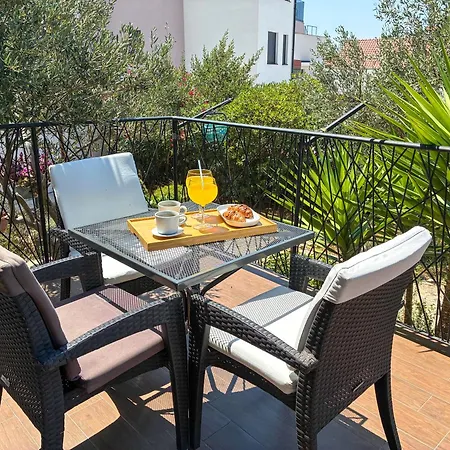 Whitehouse - Close To With Restaurant Apartment