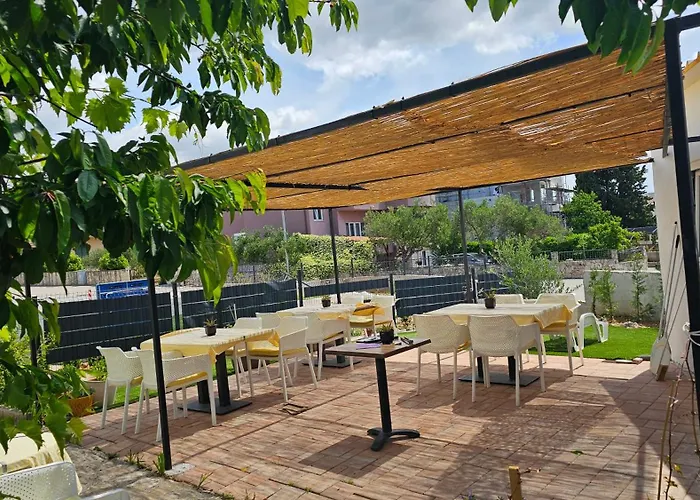 Close To With Restaurant ברודאריצה