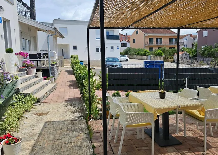 Close To With Restaurant *