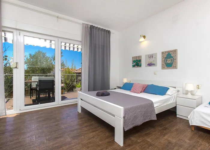 Close To With Restaurant דירה *