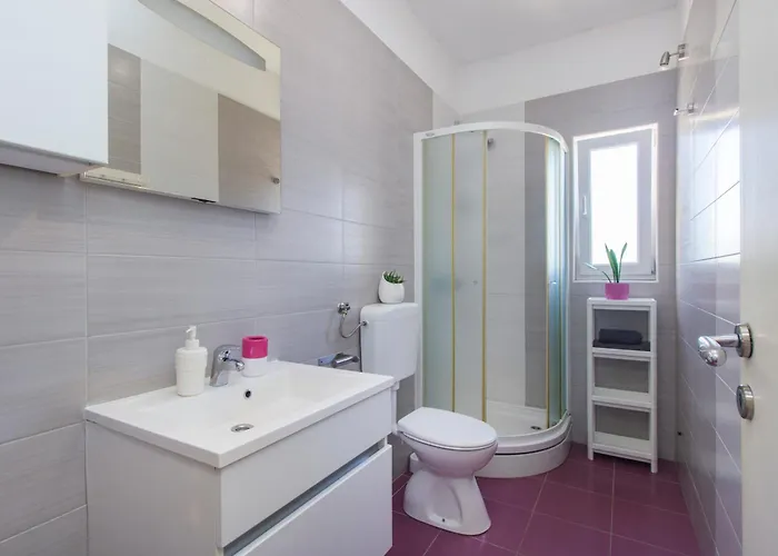 Close To With Restaurant דירה