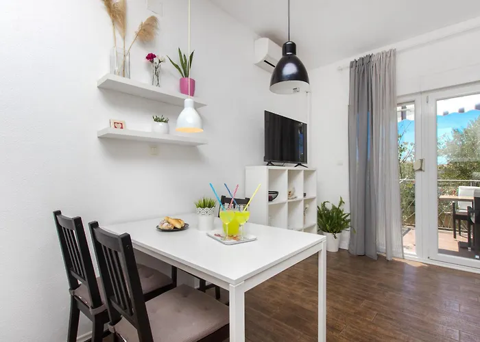 Close To With Restaurant * ברודאריצה