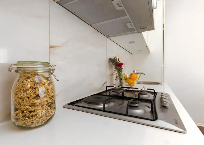 Close To With Restaurant דירה *