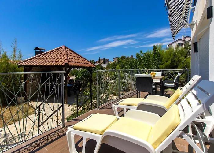 Close To With Restaurant דירה