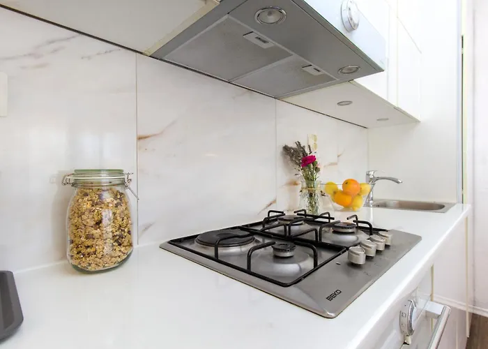 Close To With Restaurant דירה