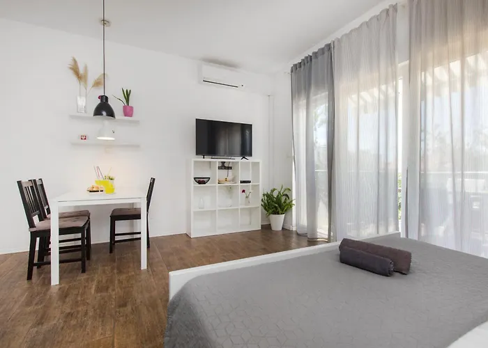 Close To With Restaurant דירה