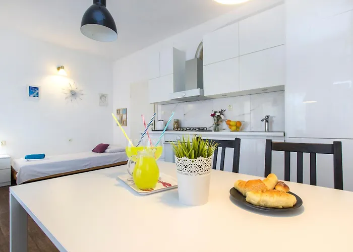 Close To With Restaurant דירה *