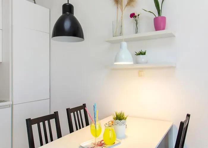 Close To With Restaurant דירה *