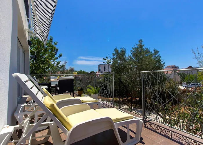 Close To With Restaurant דירה *