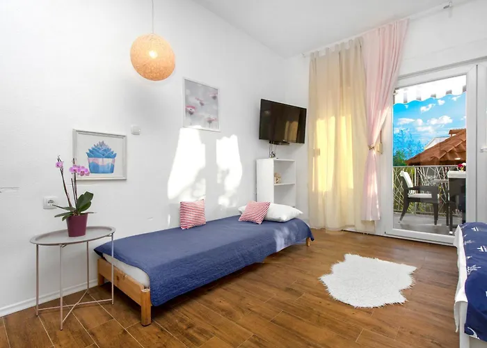 Close To With Restaurant * ברודאריצה