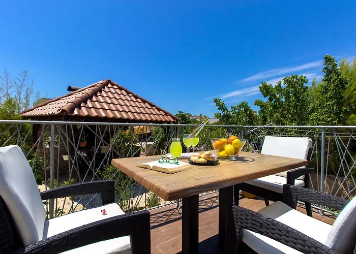 Close To With Restaurant ברודאריצה