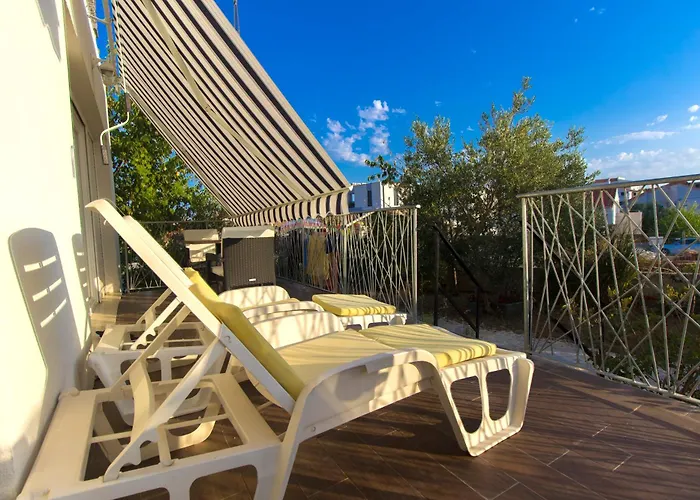 Close To With Restaurant דירה *