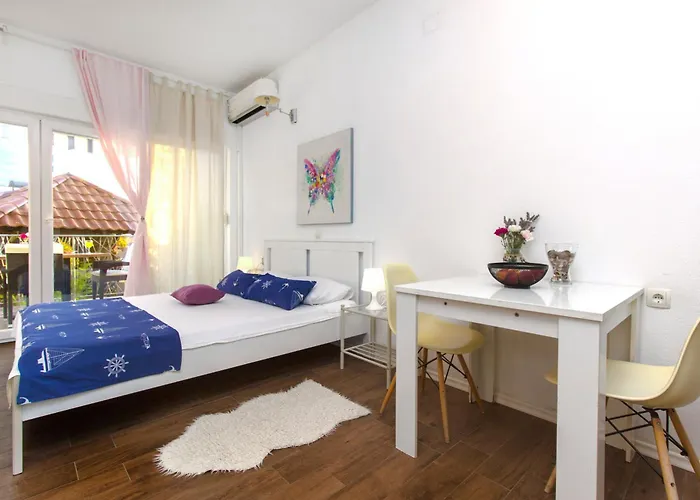 Close To With Restaurant דירה