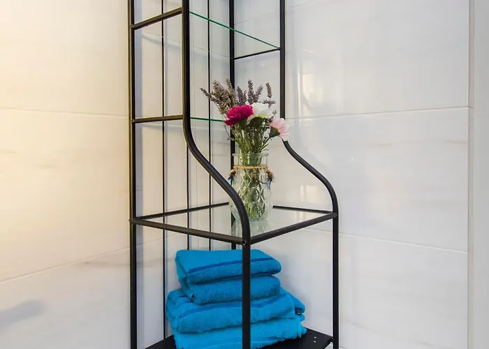 Close To With Restaurant דירה *