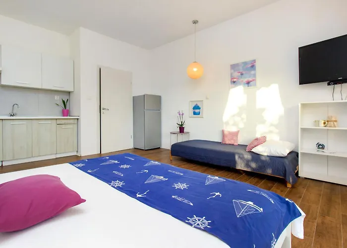 Close To With Restaurant * ברודאריצה