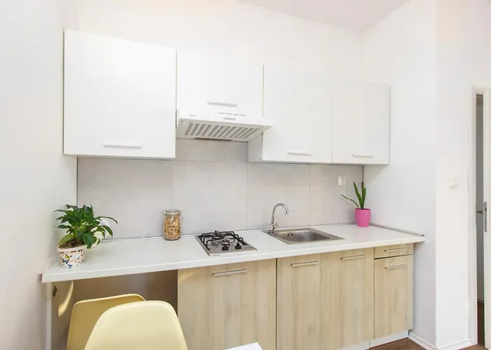 Close To With Restaurant ברודאריצה