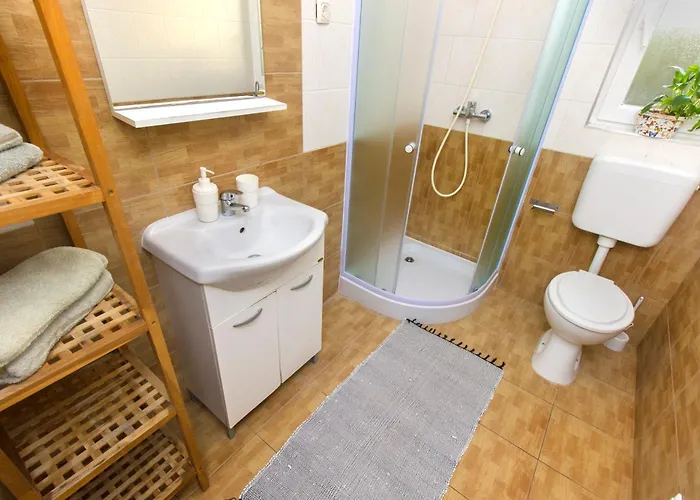 Close To With Restaurant דירה *