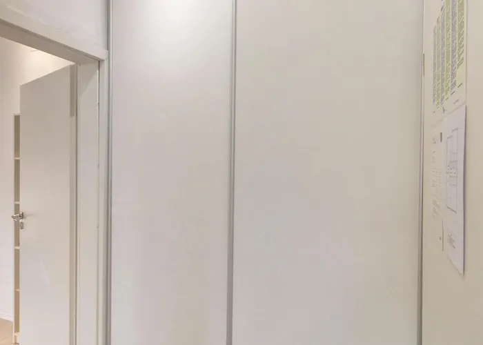 Close To With Restaurant דירה *