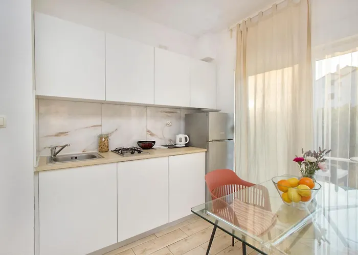 Close To With Restaurant דירה *