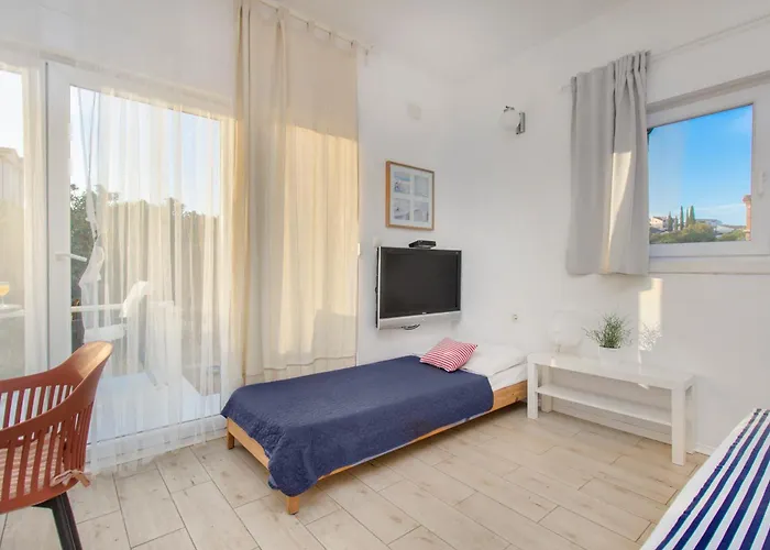 Close To With Restaurant דירה