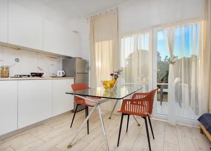 Close To With Restaurant *