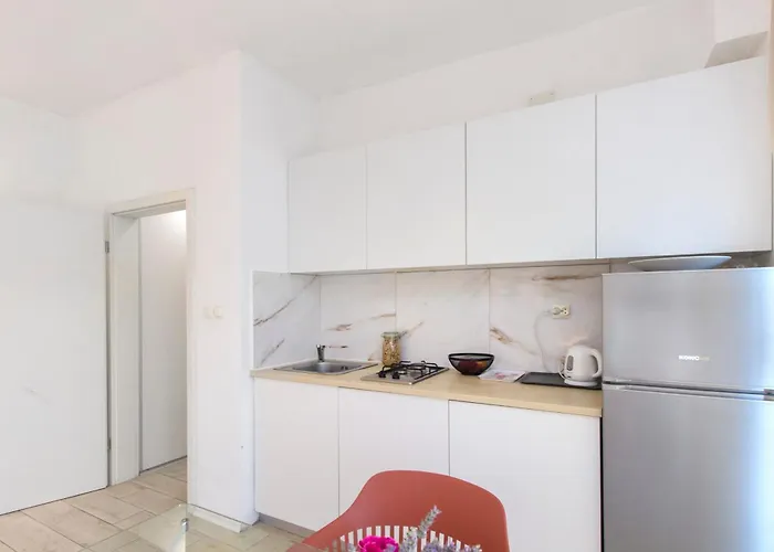 Close To With Restaurant ברודאריצה